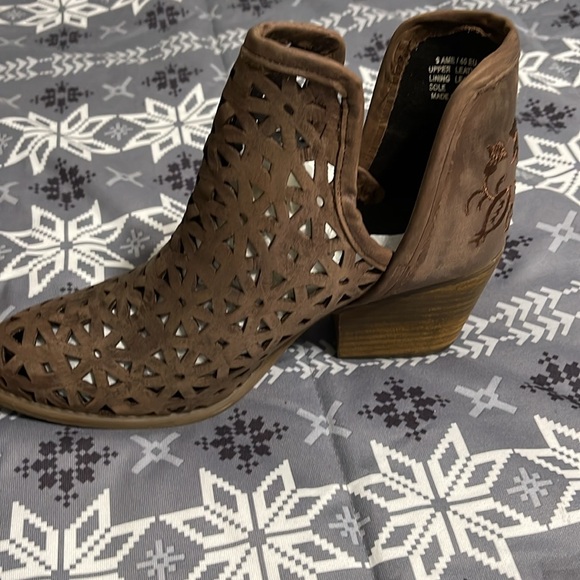 NWOT Boutique Purchased gorgeous brown leather booties - Picture 3 of 4